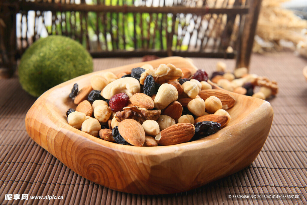 木碗中的美味混合坚果