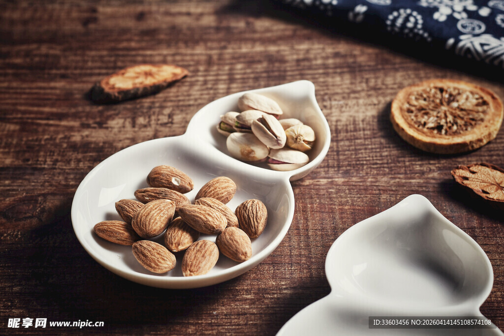 木质桌上的美味坚果组合