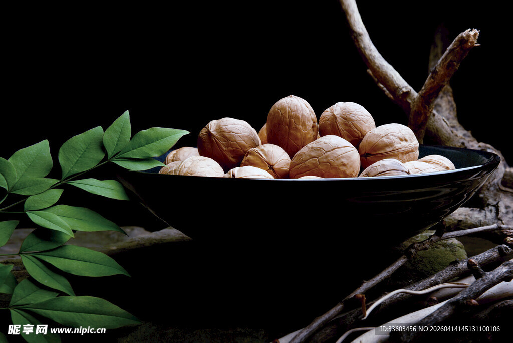 碗中核桃与绿叶树枝