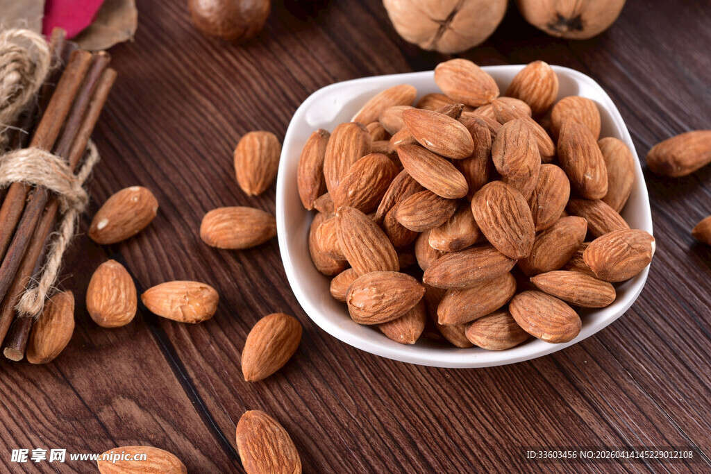 木桌上的美味杏仁及配料