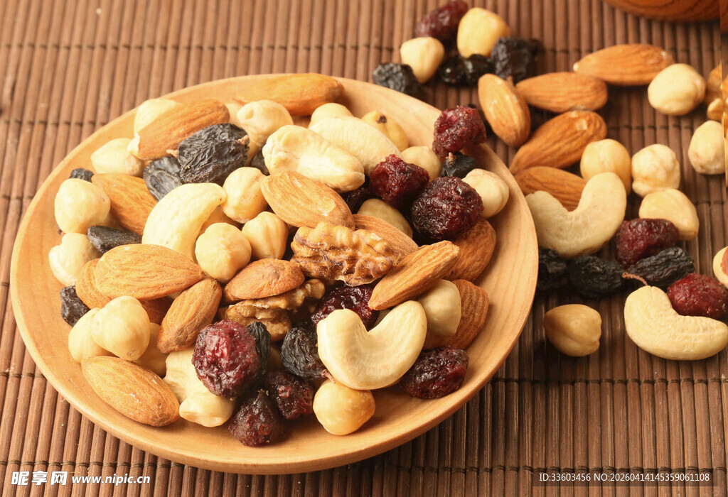 美味多样的混合坚果拼盘