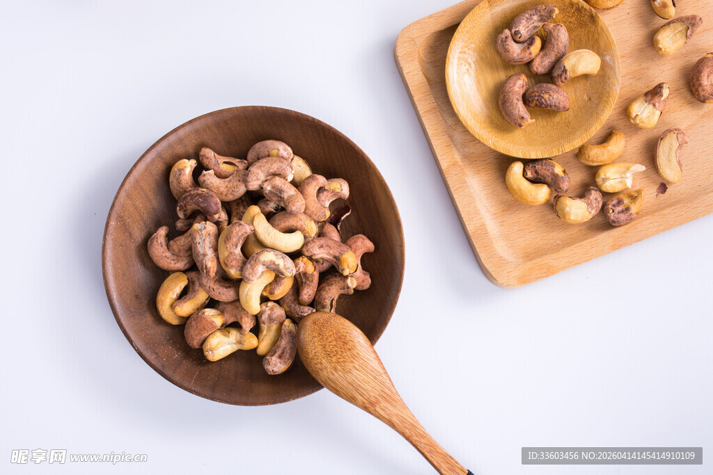 木勺盛多样坚果特写