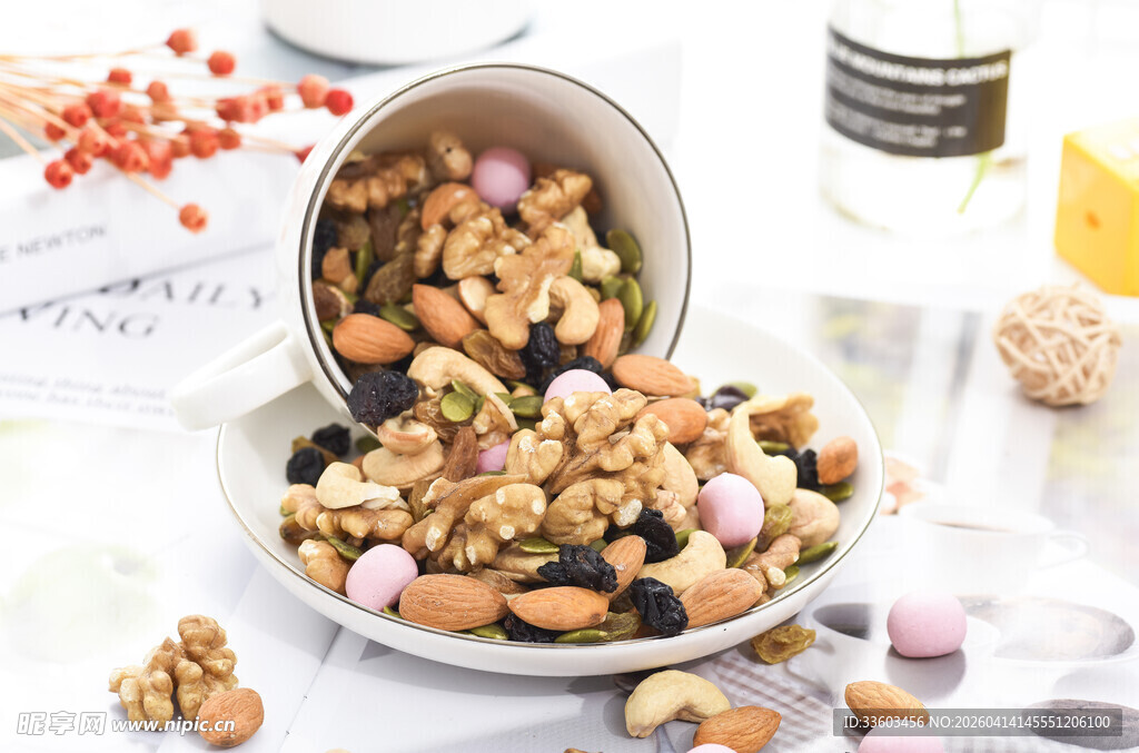 美味混合坚果摆放在盘中