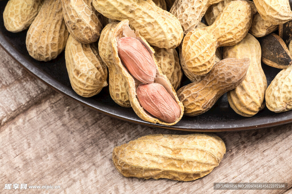 盘中美味花生待品尝