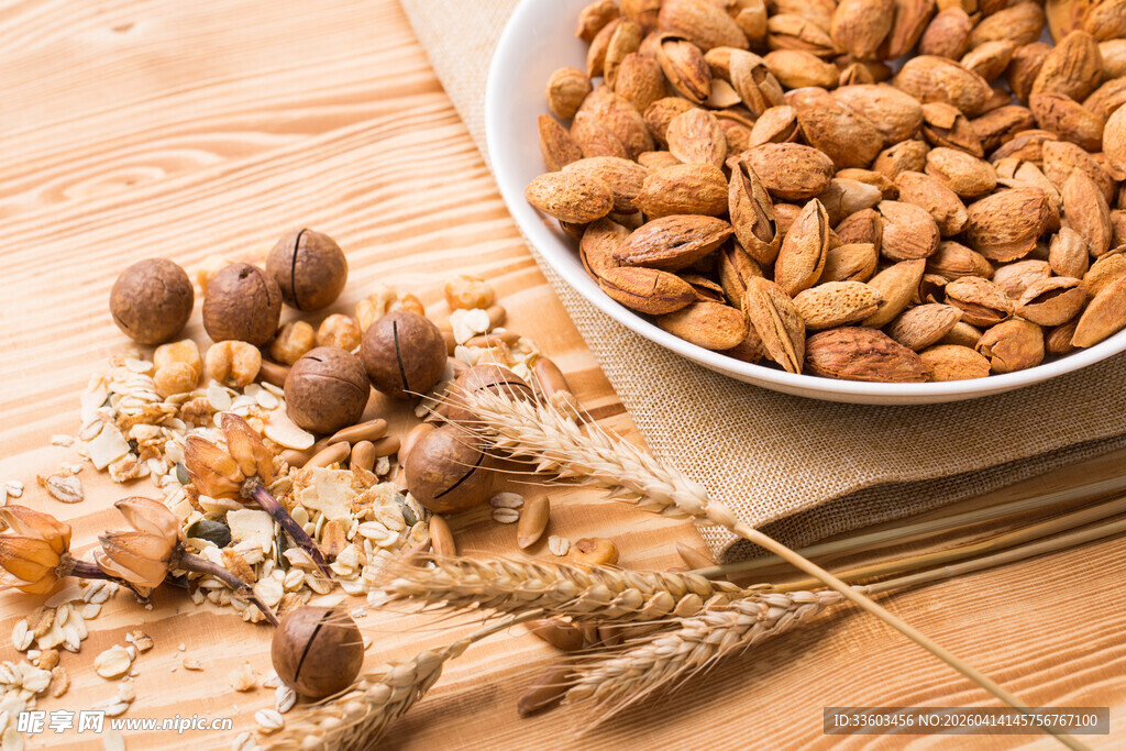 木桌上的坚果与麦穗组合
