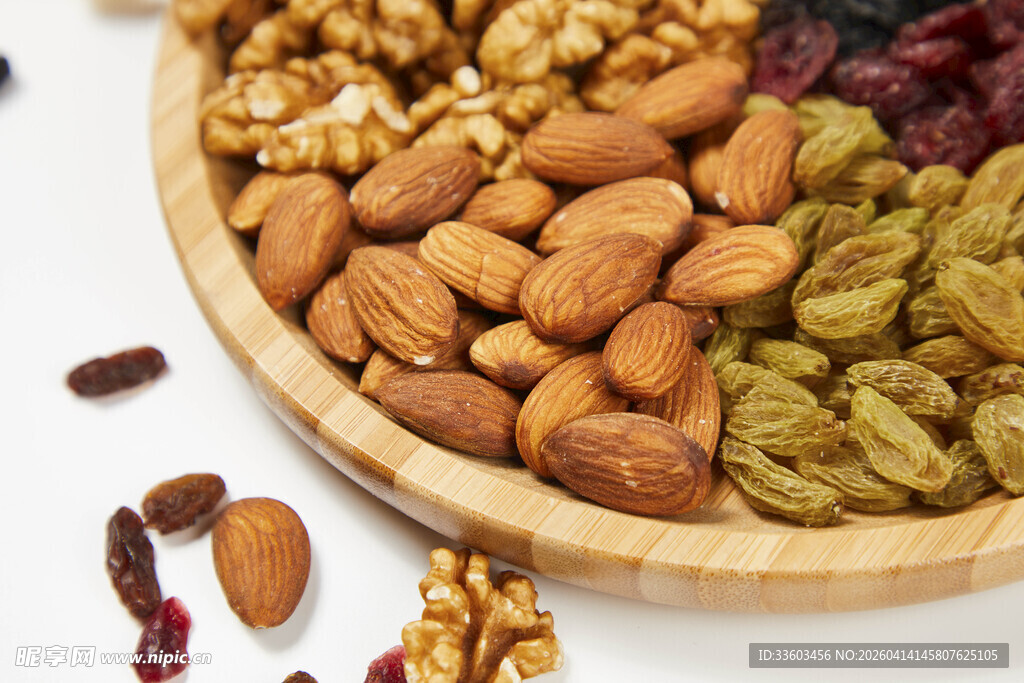 混合坚果与葡萄干拼盘