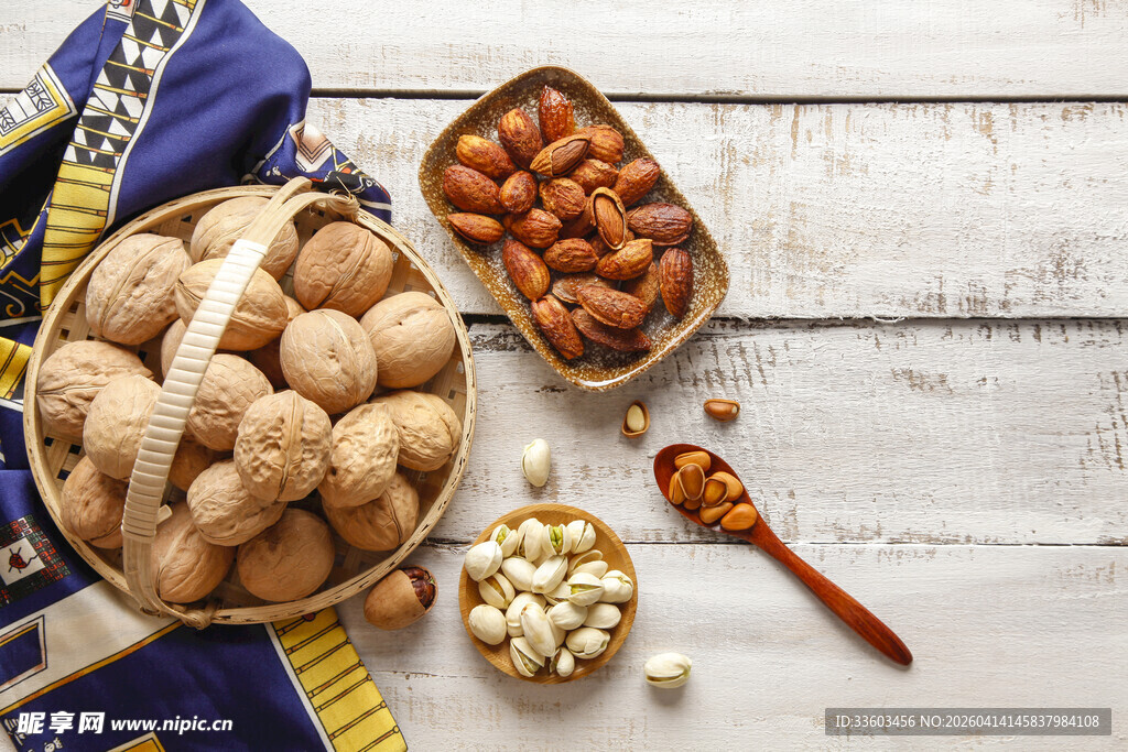 多样坚果摆放在木桌上