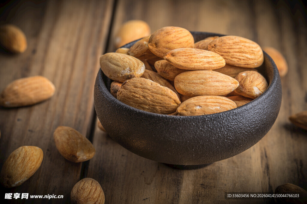木桌上碗装美味杏仁