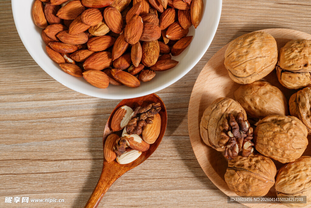 多样坚果摆放在木桌之上