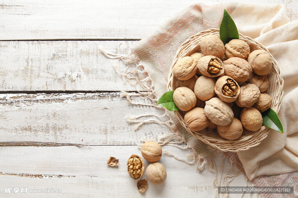 木桌上的一盘新鲜核桃