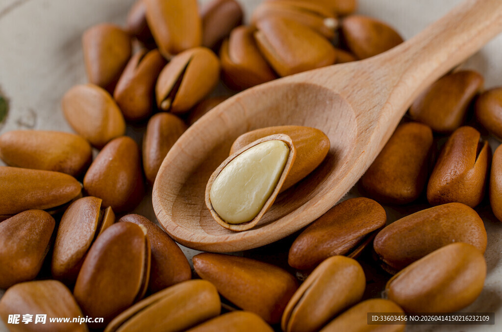 木勺中的松子及散落松子
