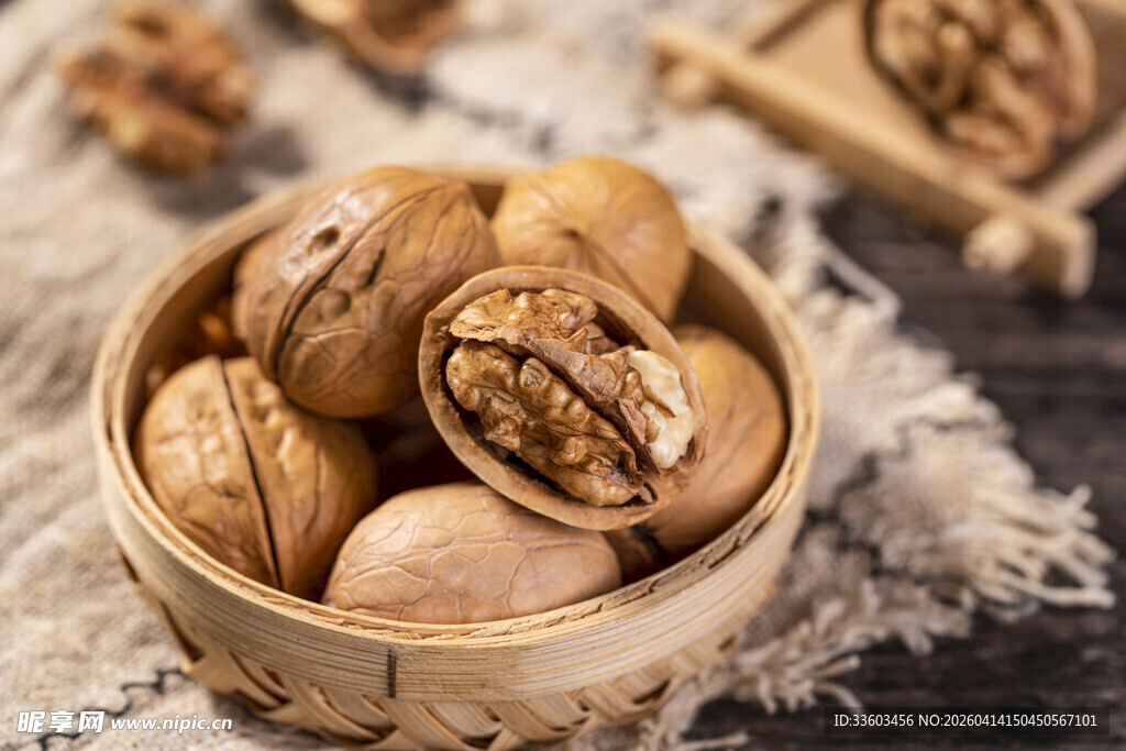 竹篮中的饱满核桃