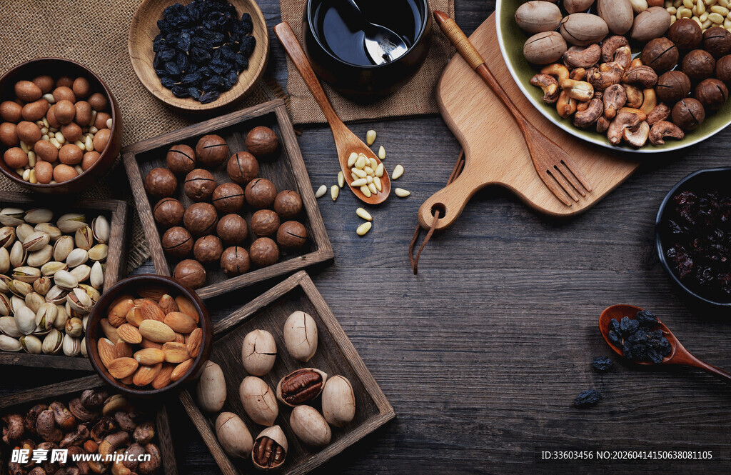 多样坚果摆放在深色桌面上