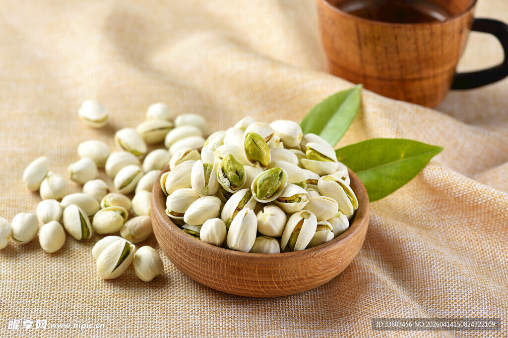 木碗中的开心果及绿叶