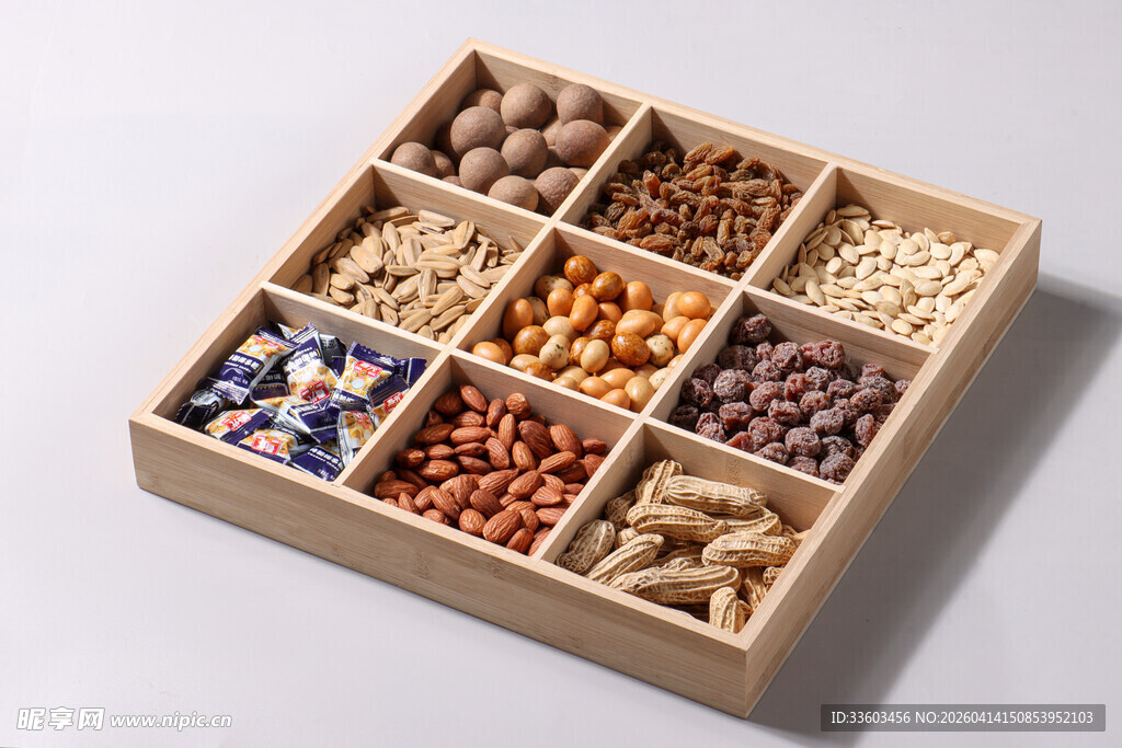 多样坚果分格盒中盛放