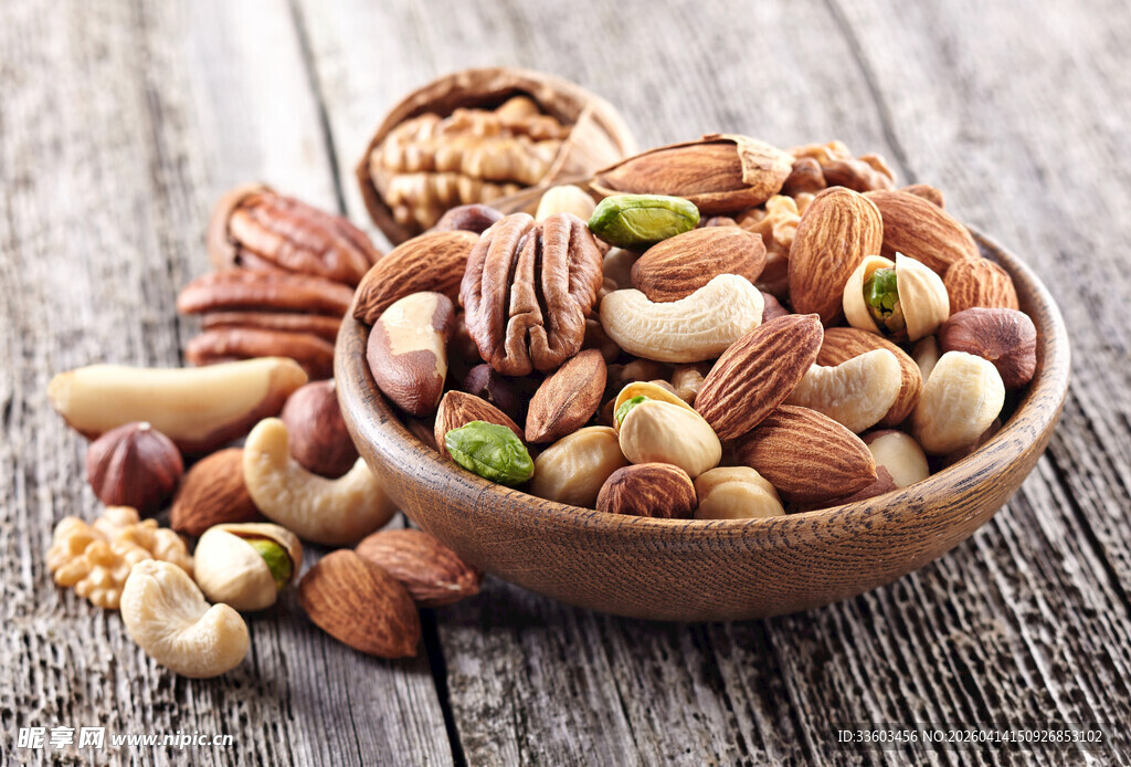 木碗中的多样美味坚果