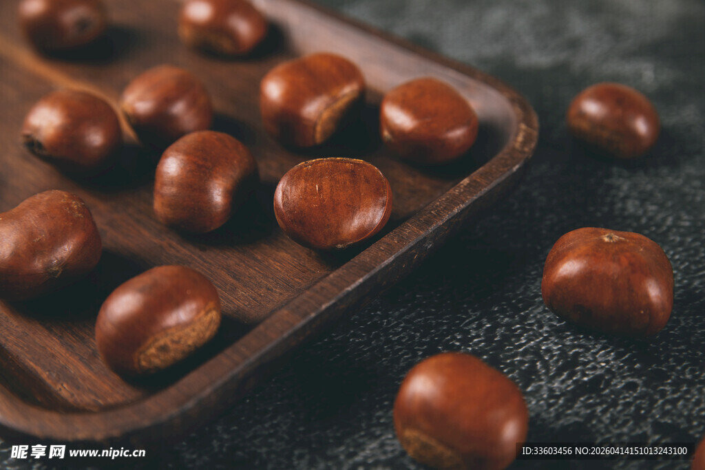 木盘上的美味糖炒栗子