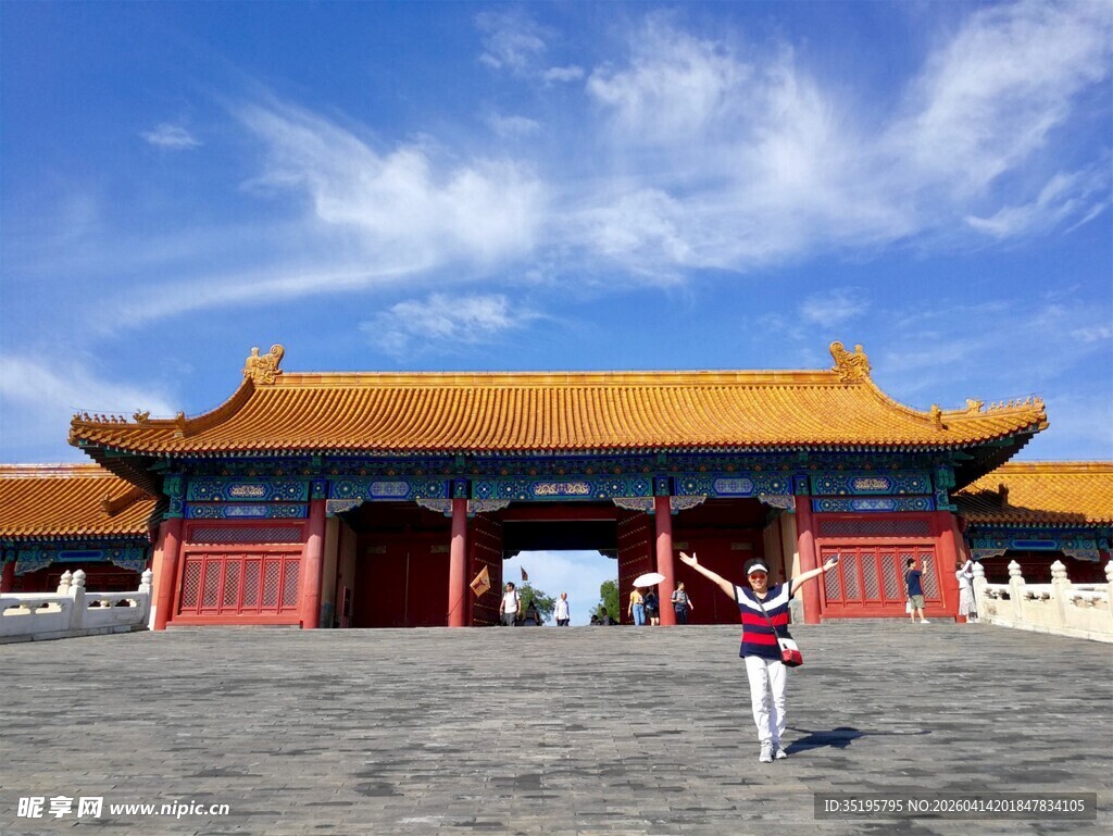 游客在古建筑前开心留影