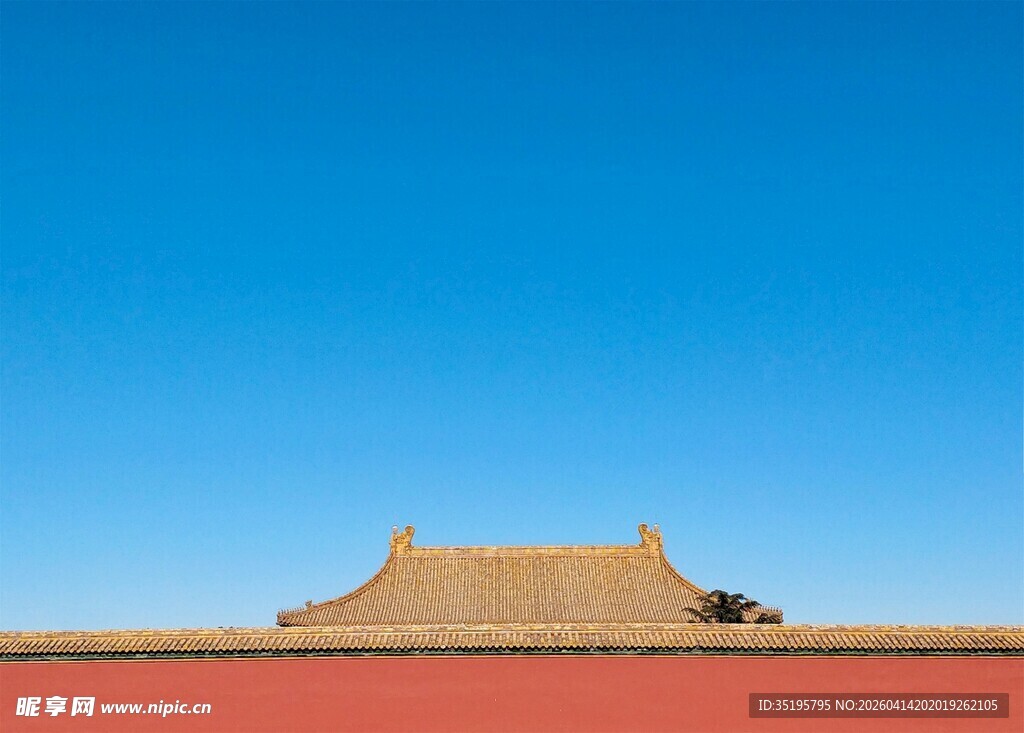 红墙金瓦下的蓝天景致