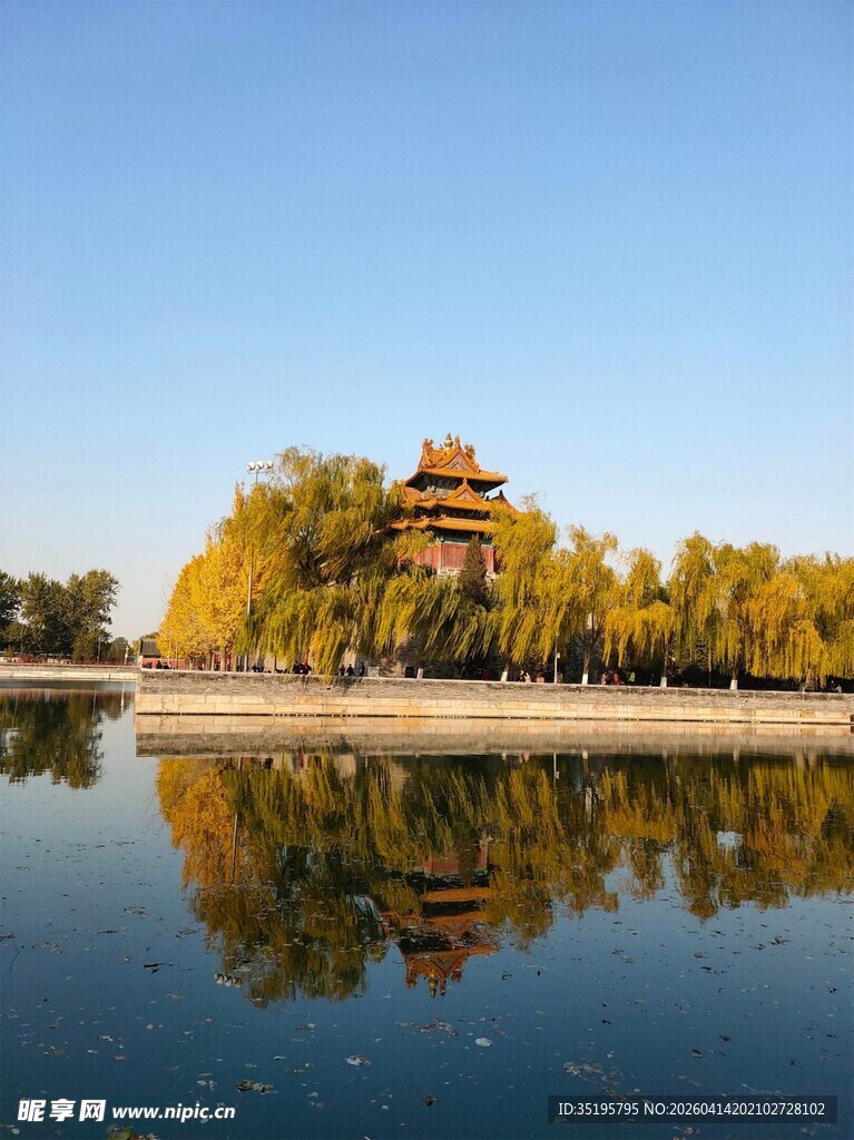 秋日湖畔古建筑美景