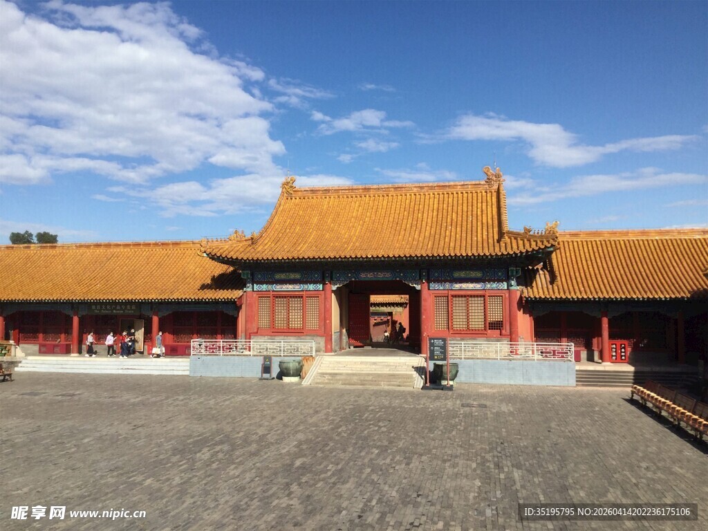 故宫古建筑前的开阔场景