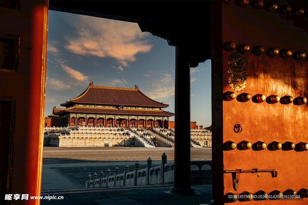 透过门洞看故宫壮丽建筑