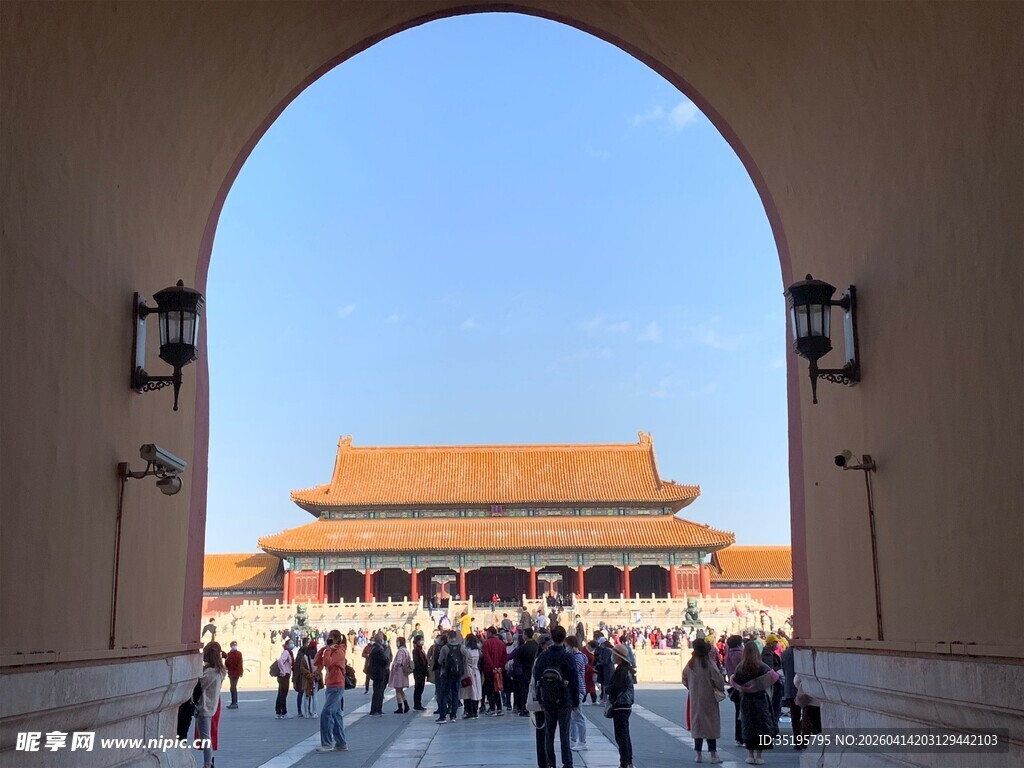 透过拱门看故宫游客景象