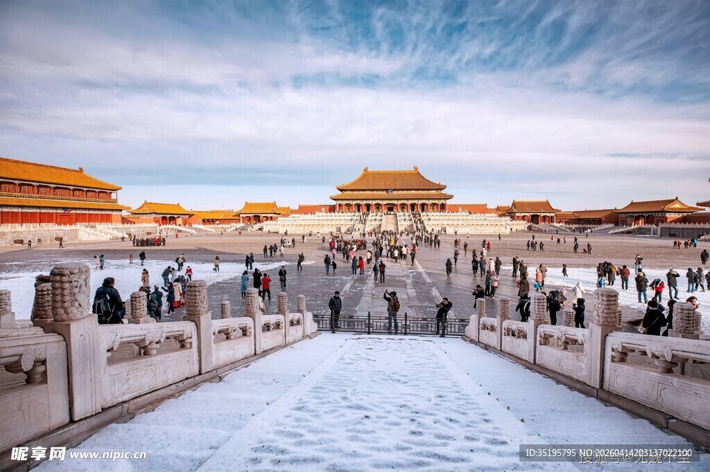 雪后故宫游人漫步赏美景