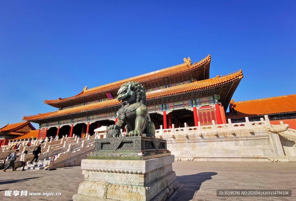 故宫太和殿前的威武石狮