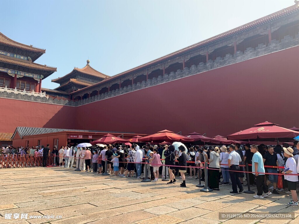 故宫前游客排队场景