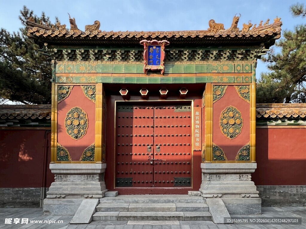 中式传统彩绘大门建筑