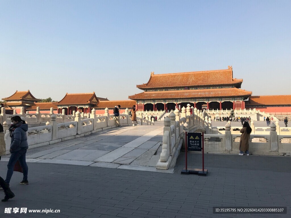 故宫宫殿前的游客身影