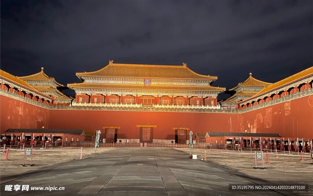 故宫夜色墙金瓦映辉煌