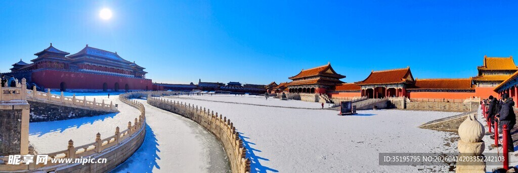 故宫雪景中游人漫步