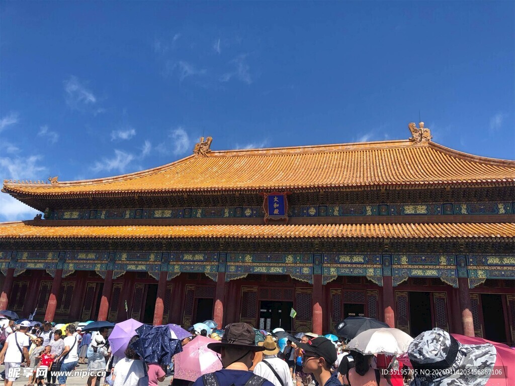 故宫前熙攘的游客景象