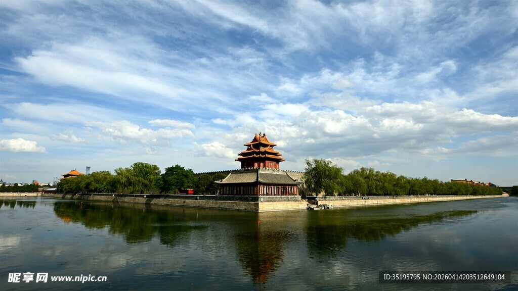 湖畔古建映蓝天美景