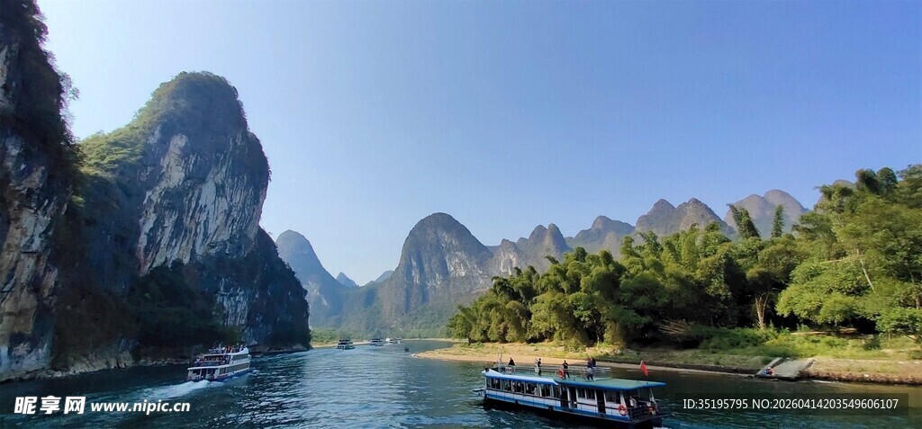 漓江山水间的游船美景