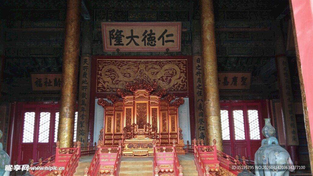 大雄宝殿内景庄严辉煌