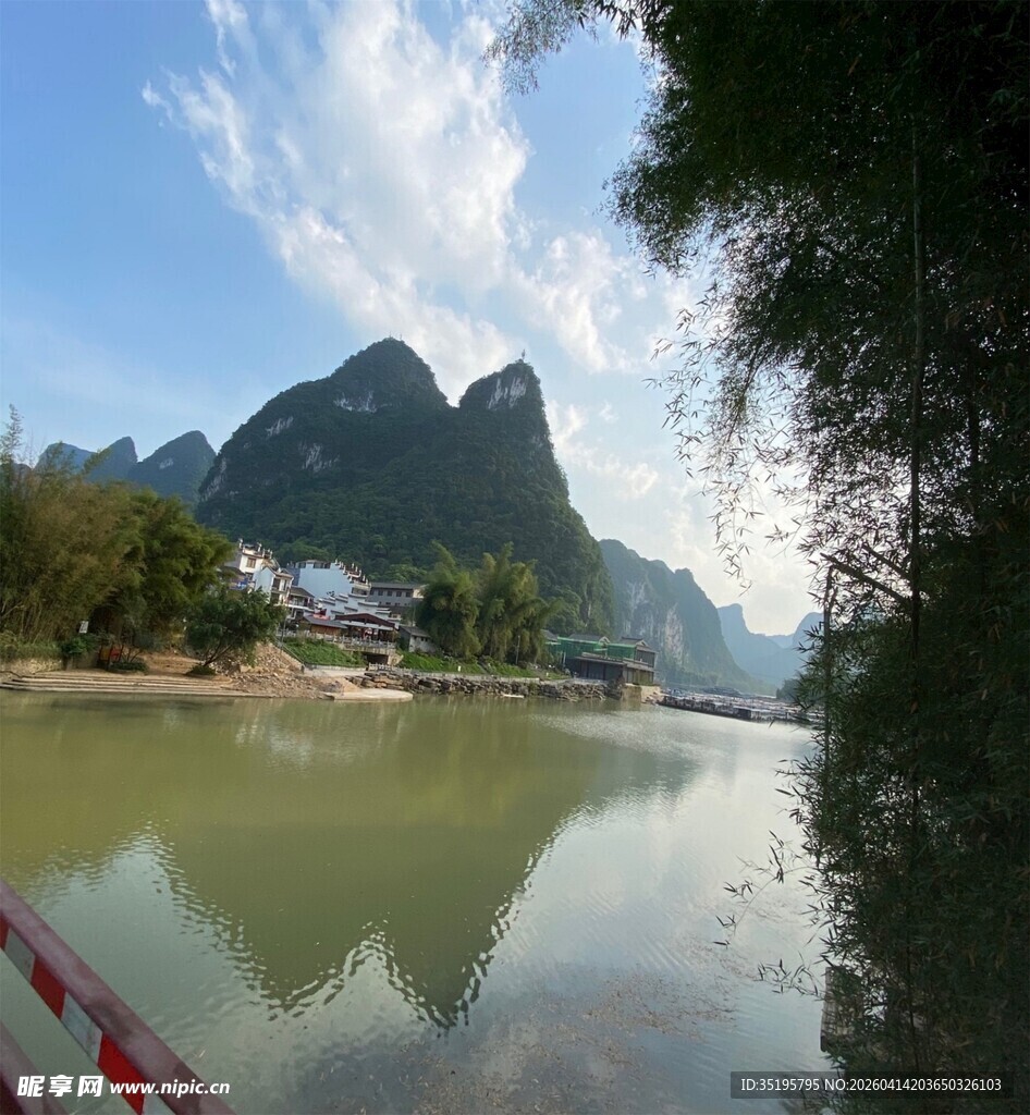 山水秀丽的河畔风光