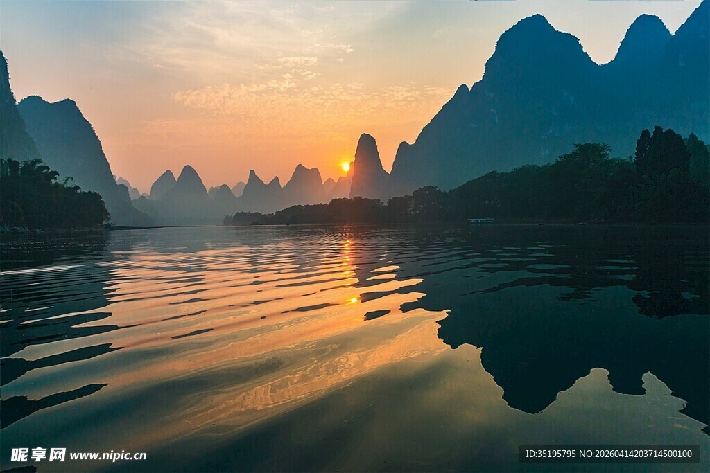 漓江畔的壮美山水日出景
