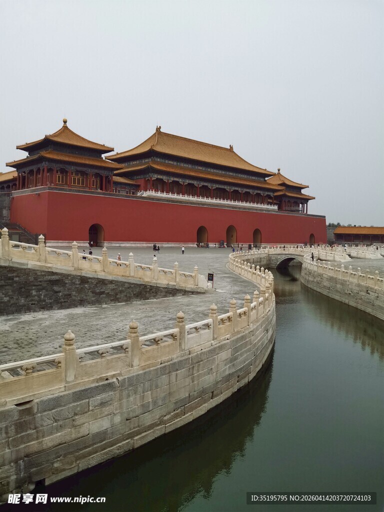 故宫护城河旁的古典建筑