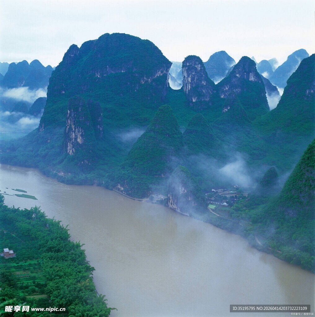 漓江山水美景云雾缭绕