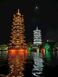 夜晚双塔映水璀璨景观