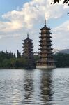 湖畔双塔映景