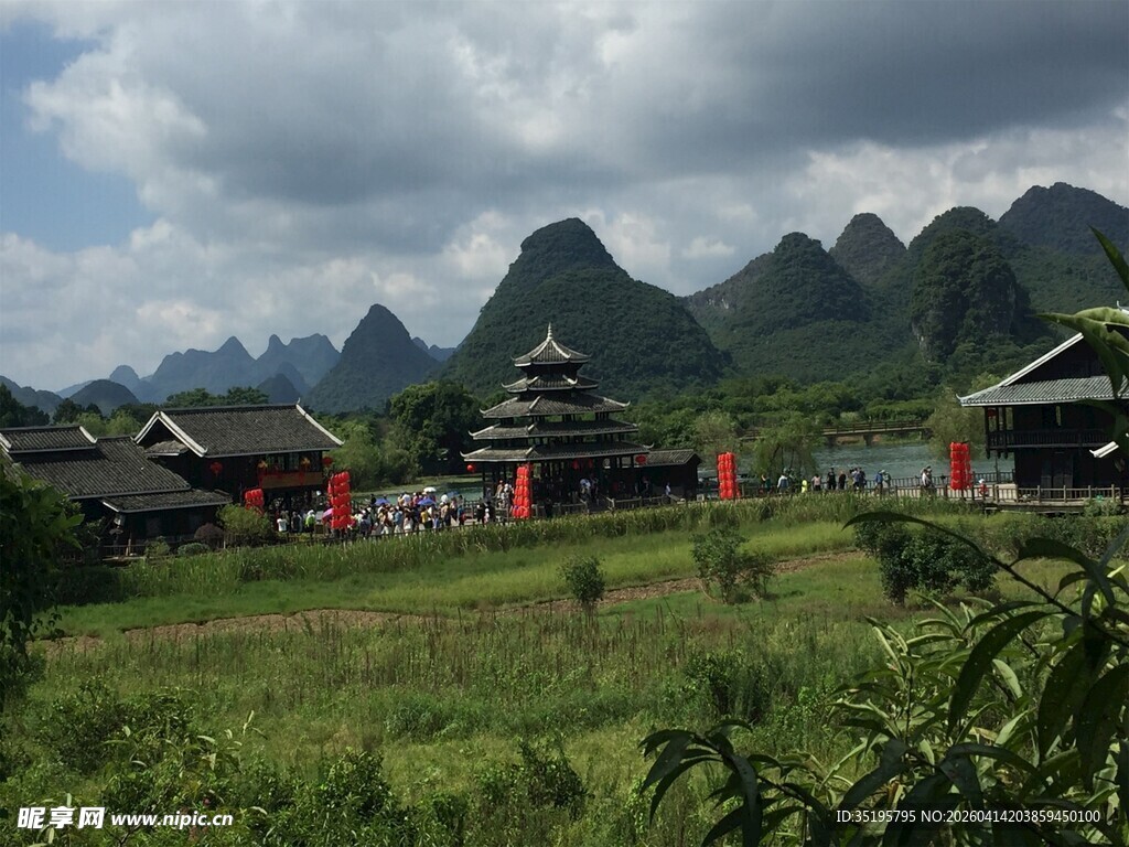 壮乡美景古朴建筑映山峦