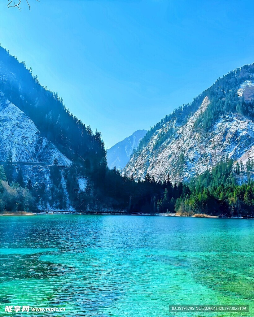 高山下的澄澈碧绿湖泊