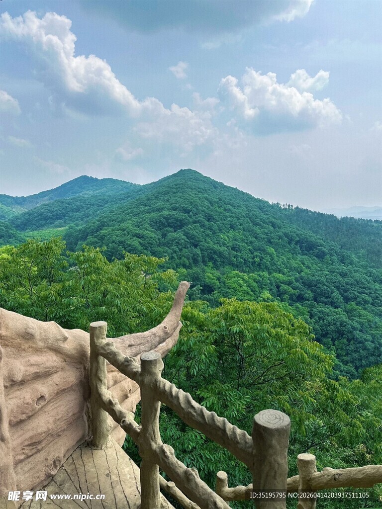 山间观景台赏葱郁青山