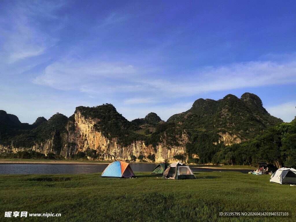 山水间的惬意露营地