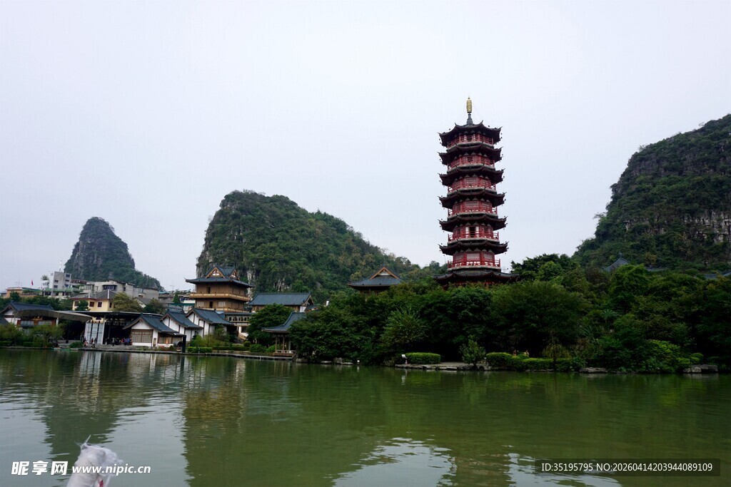 桂林山水间的宝塔景观
