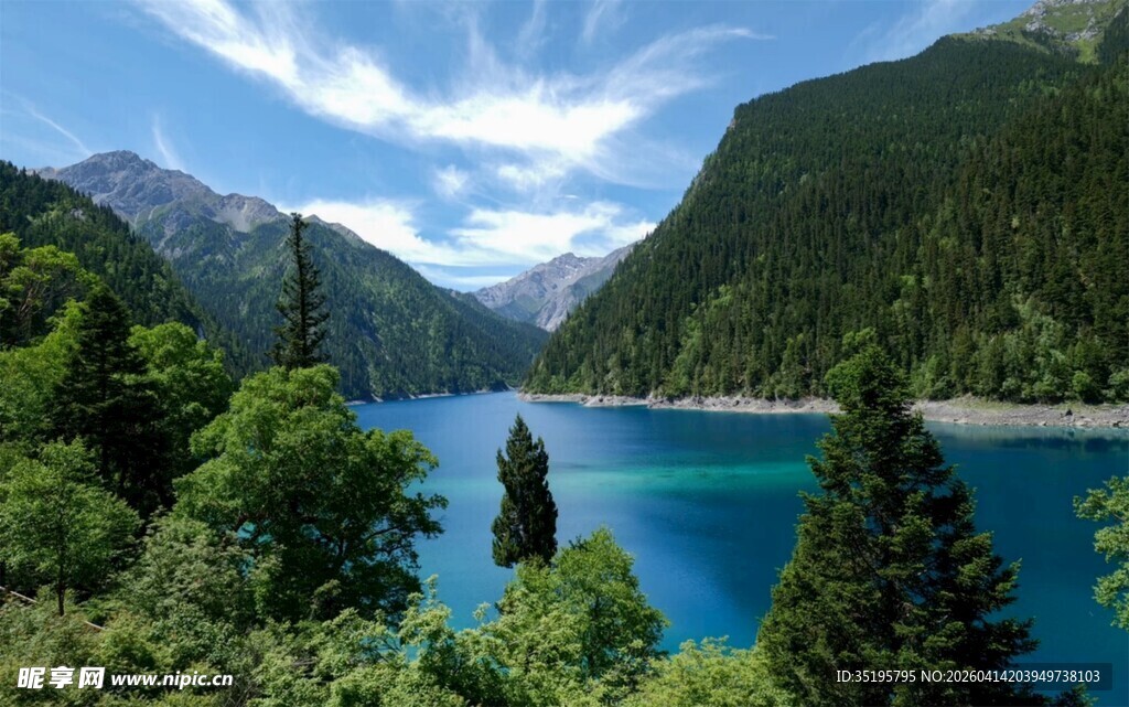 梦幻蓝湖映青山绿树